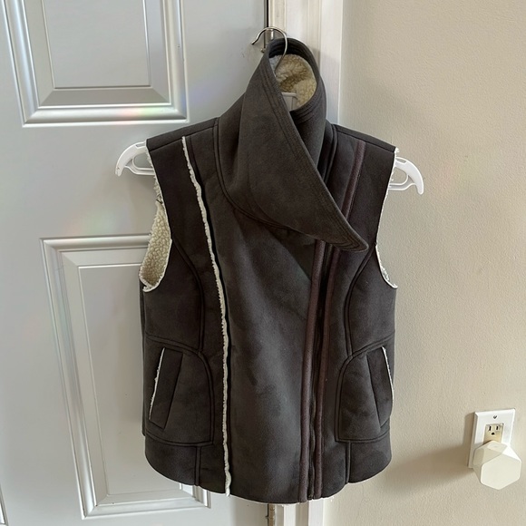 Olive & Oak Grey faux suede and shearling vest - Picture 3 of 7